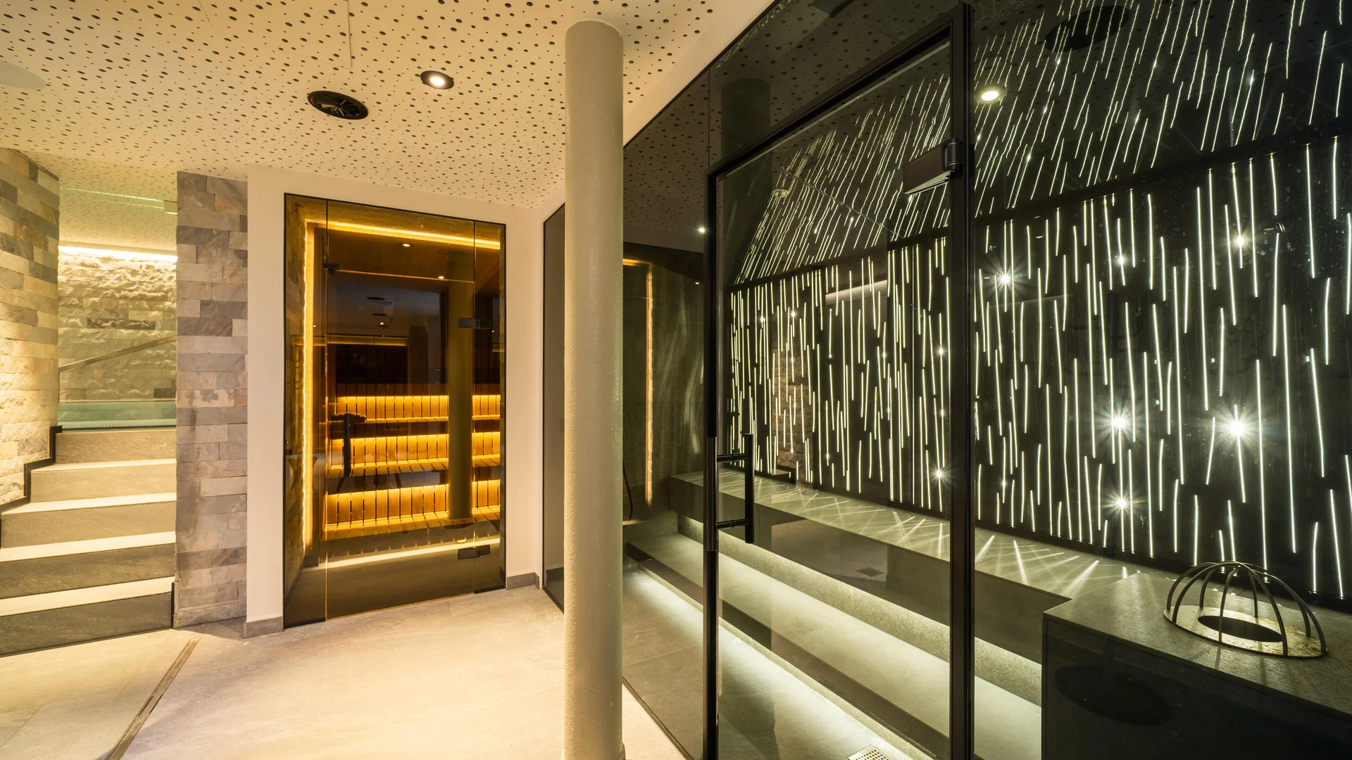 Moderner SPA mit beleuchtetem Dampfbad und finischer Sauna