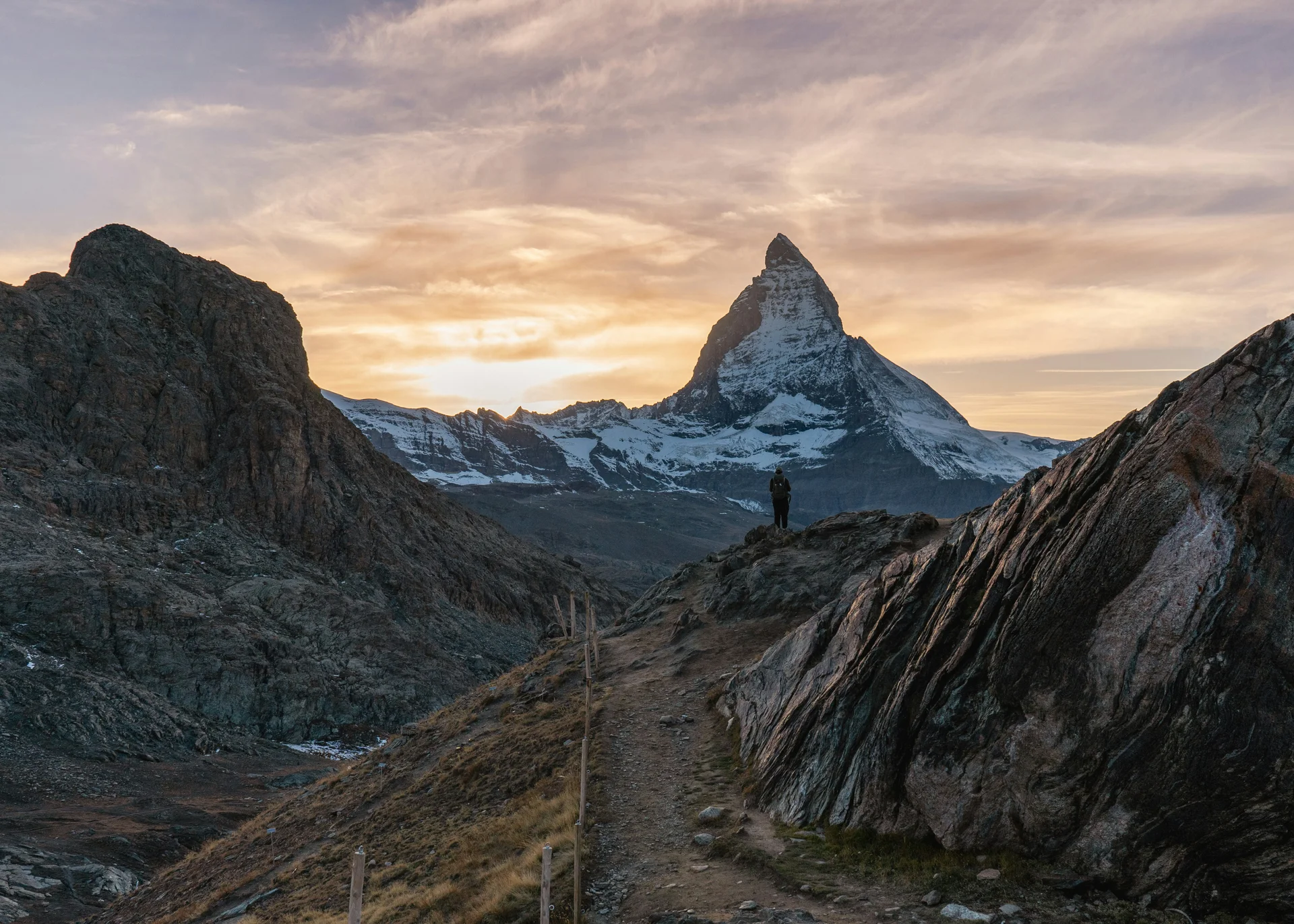 Ausflugsziele in Zermatt - Resort La Ginabelle Zermatt Wanderer vor Matterhorn bei Sonnenuntergang in den Alpen