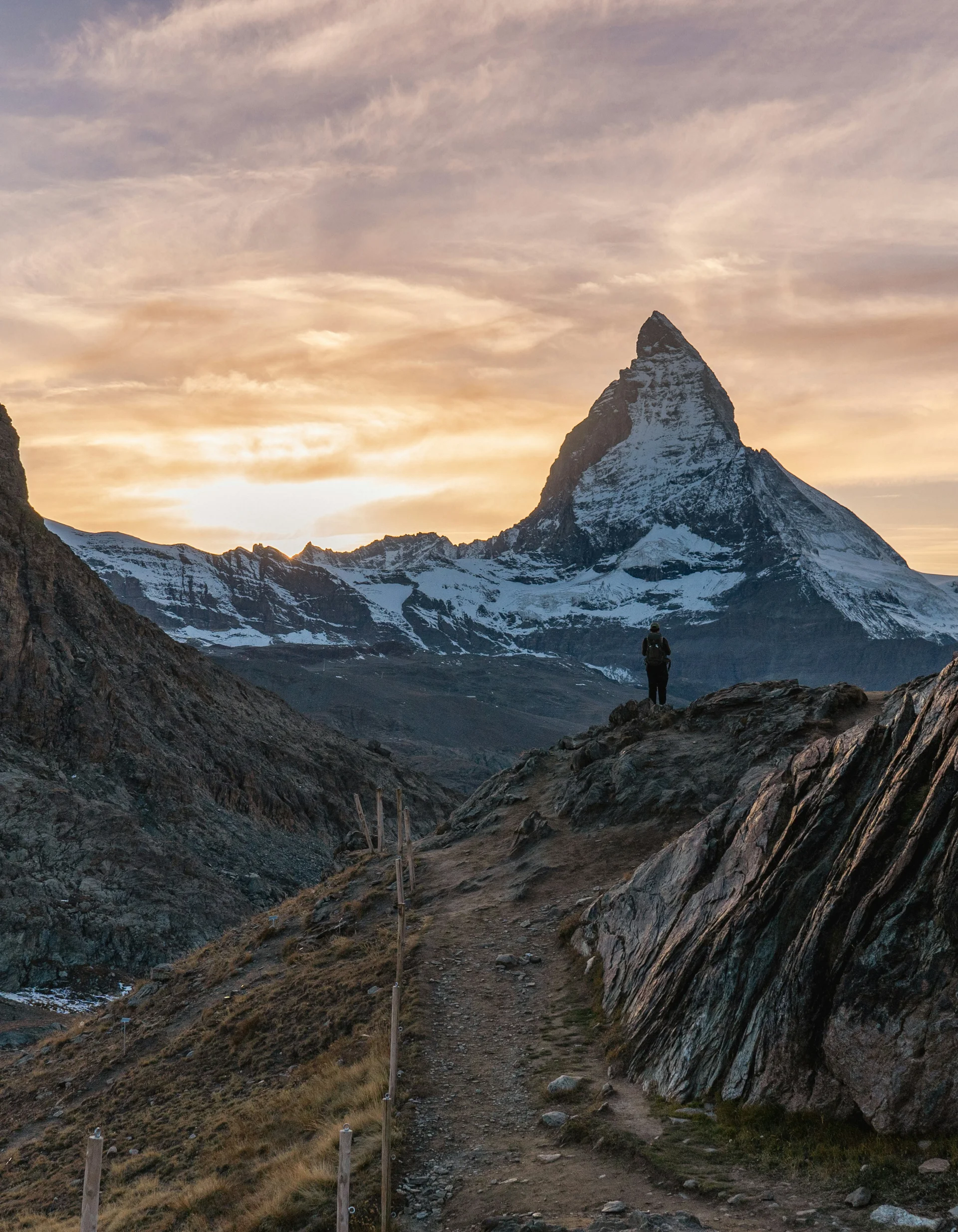 Wandern in Zermatt - Resort La Ginabelle Zermatt Wanderer vor Matterhorn bei Sonnenuntergang in den Alpen
