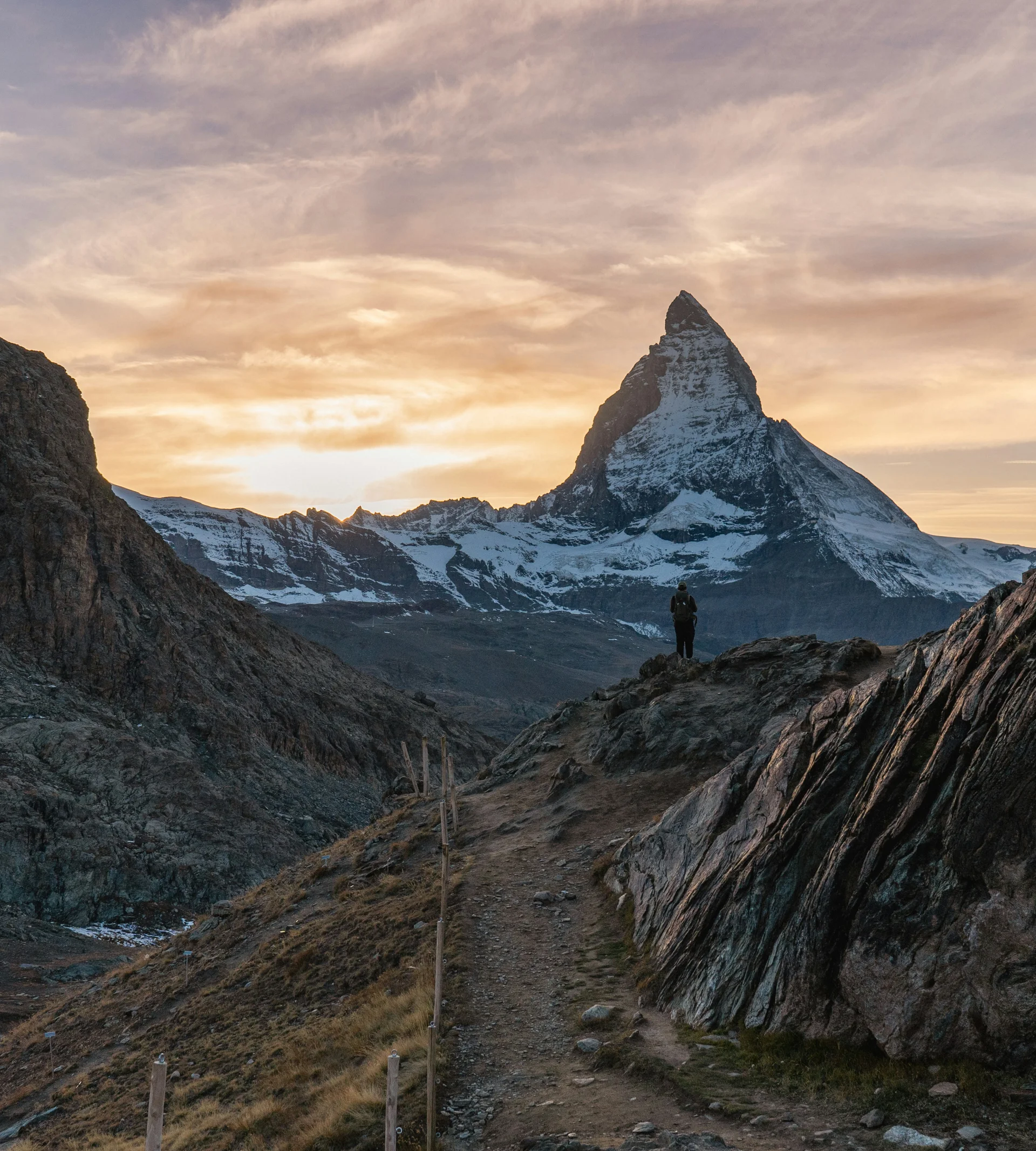 Wandern & Bergsteigen Zermatt - Resort La Ginabelle Zermatt Wanderer vor Matterhorn bei Sonnenuntergang in den Alpen