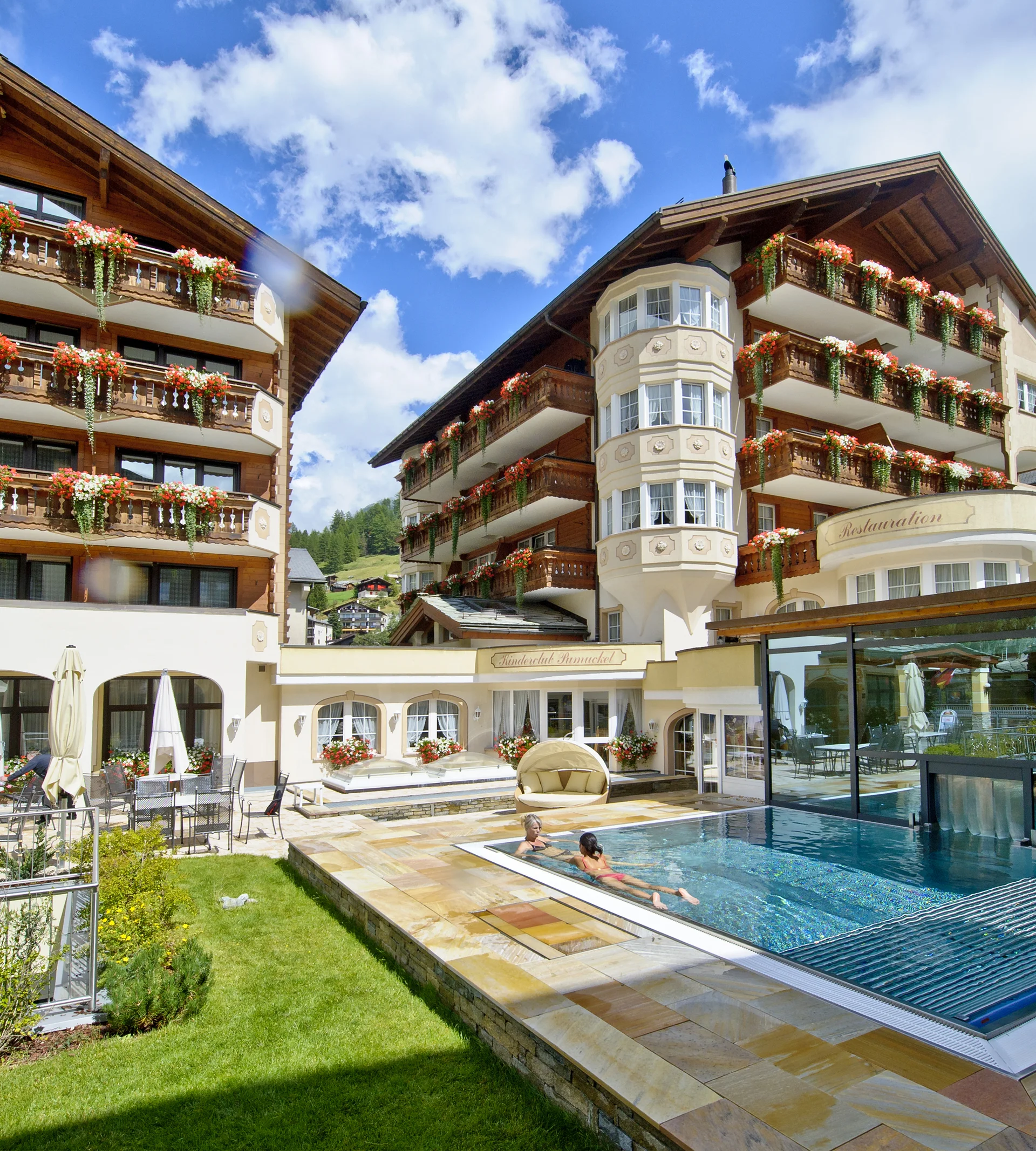 Resort de Bien-Être à Zermatt - Resort La Ginabelle Zermatt Hôtel avec piscine extérieure et jardin en été par beau temps.