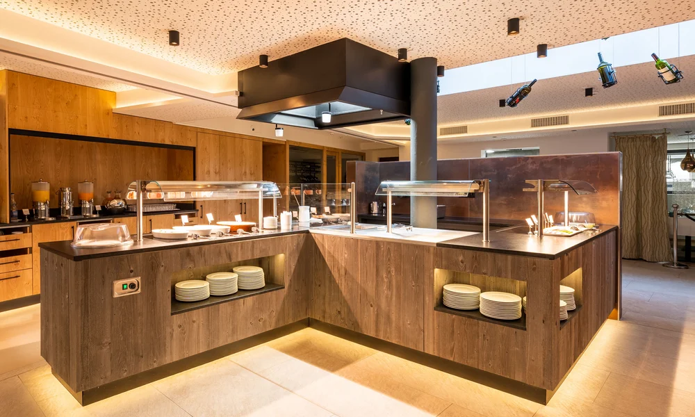 Frühstücksbuffet - Resort La Ginabelle Zermatt Live Station des Frühstückbuffets mit indirekter Beleuchtung.