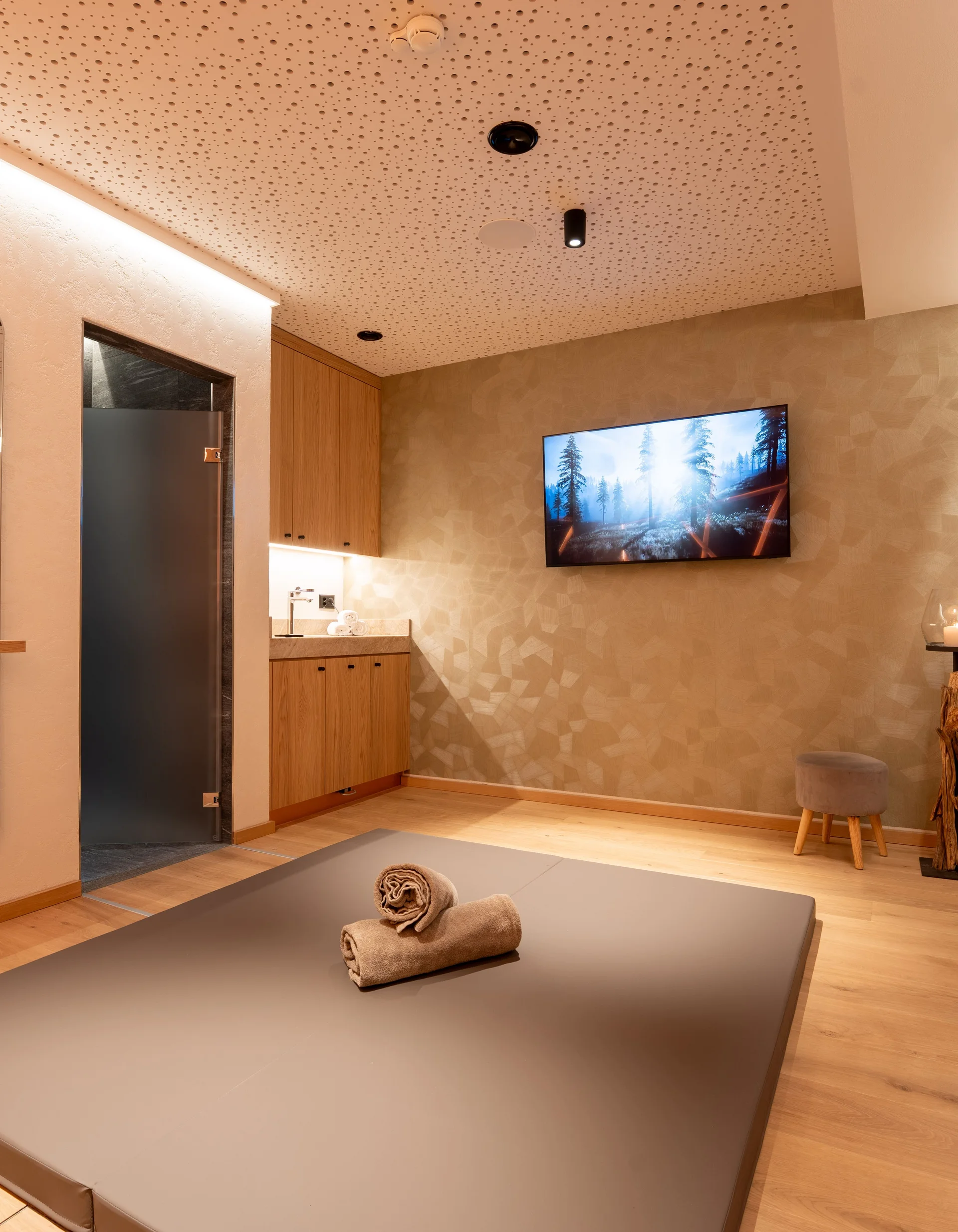 Soins de Beauté et Massages - Resort La Ginabelle Zermatt Tapis Tatami dans une salle de soins atmosphérique avec un miroir au mur.