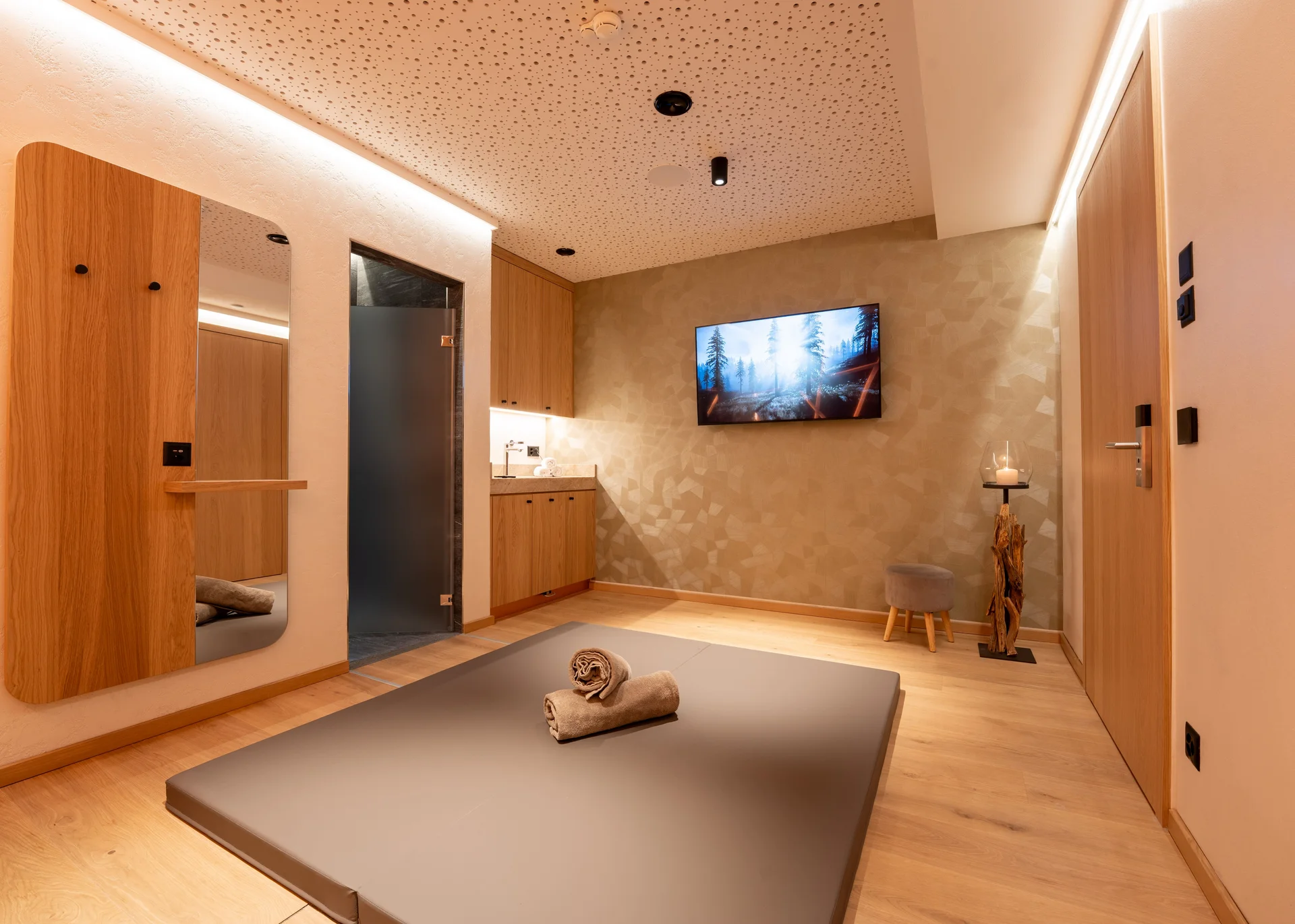 Tatami Matte in stimmungsvollem Behnaldungsraum mit Spiegel an der Wand.