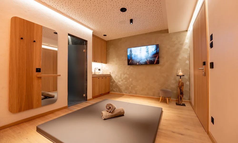 Beauty Treatments & Massages - Resort La Ginabelle Zermatt Tatami mat in an atmospheric treatment room with a mirror on the wall.
