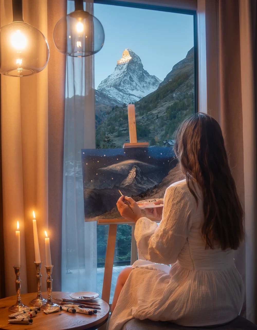 acotar Frau malt Berglandschaft mit Sicht auf verschneiten Berg im Fenster