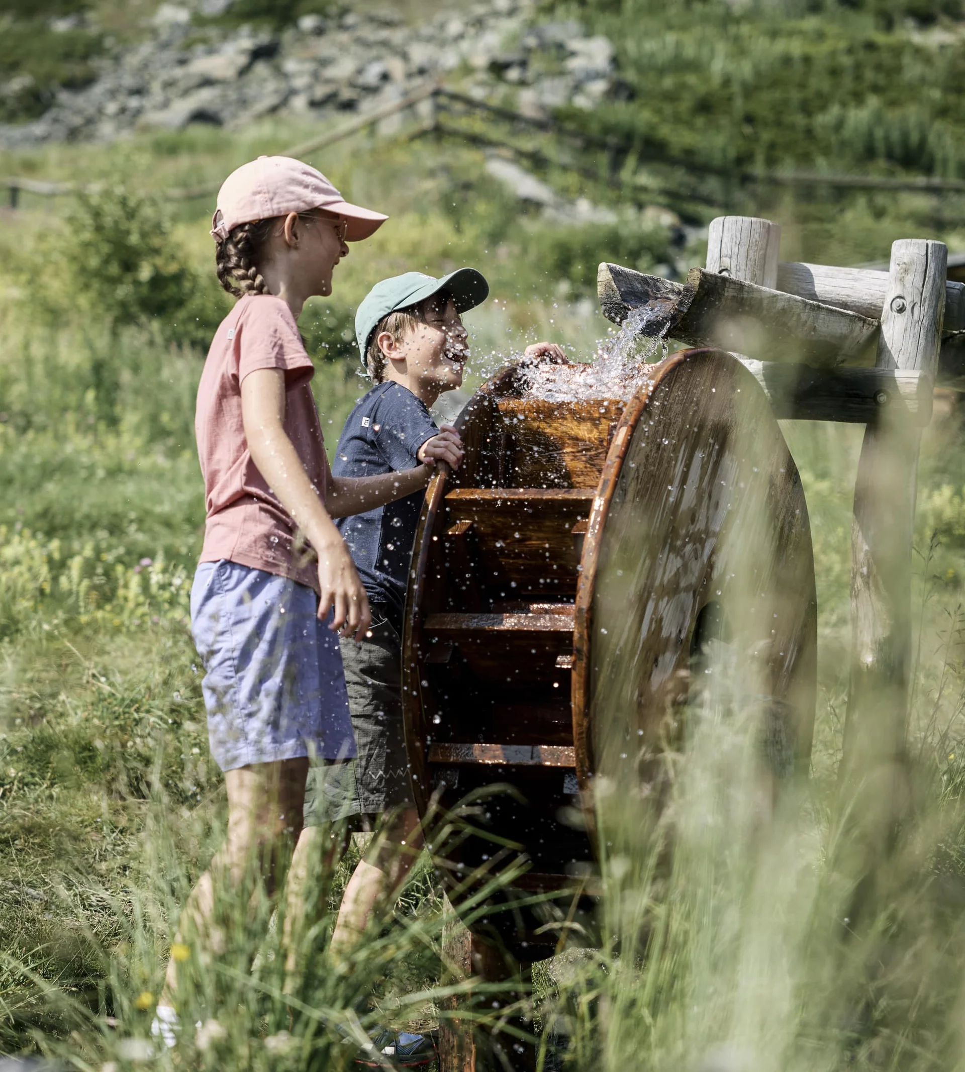 Les enfants jouent dans une aire de jeux d'eau en été.