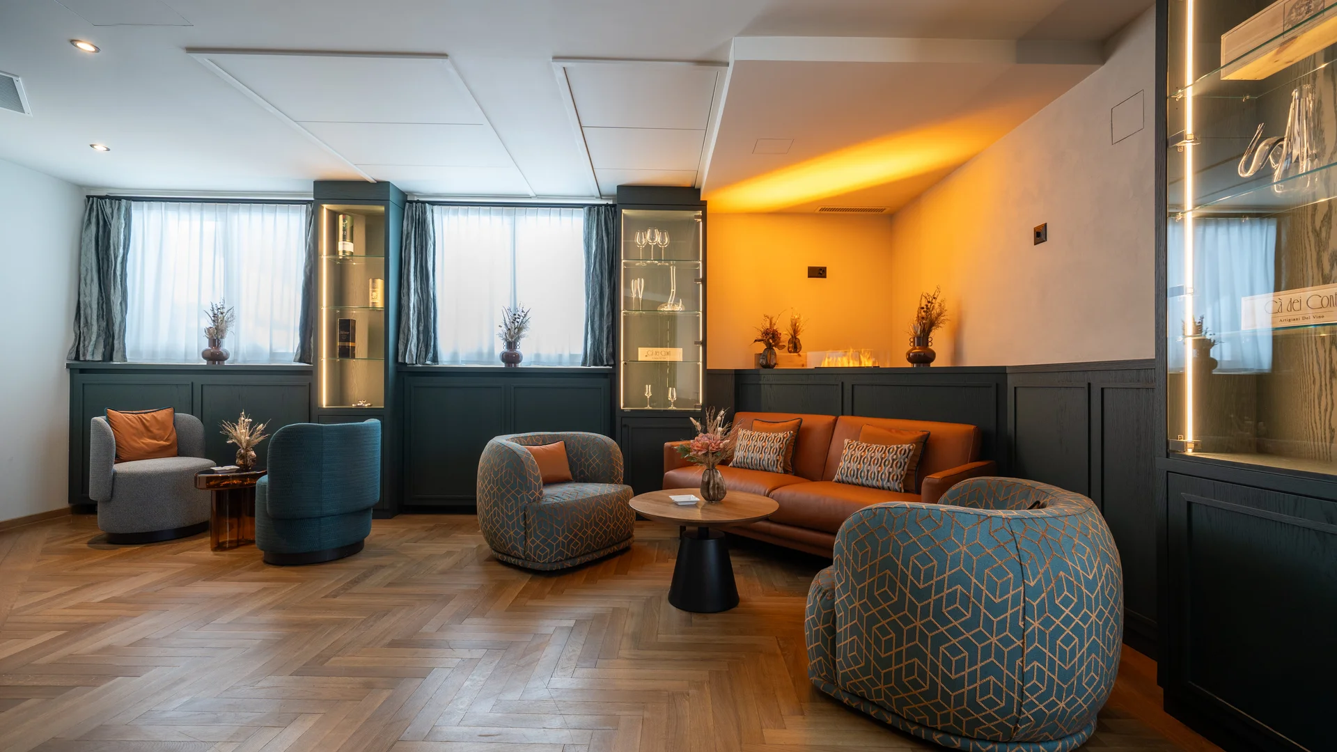 Fumoir avec des fauteuils, un canapé et de la décoration