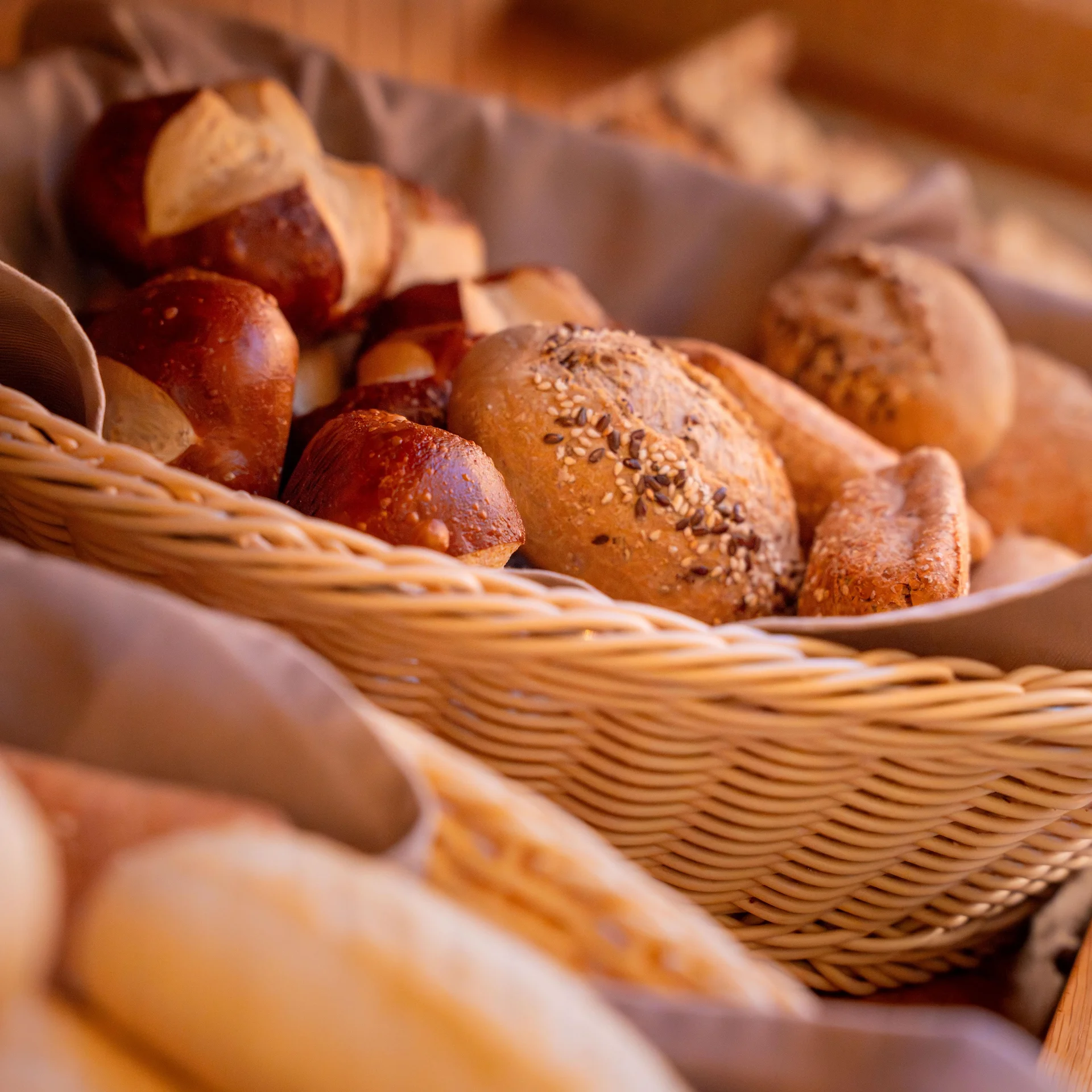 Frische Laugenbrötchen und andere Brötchen im Brotkorb
