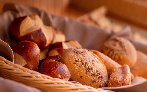 Frühstücksbuffet - Resort La Ginabelle Zermatt Frische Laugenbrötchen und andere Brötchen im Brotkorb