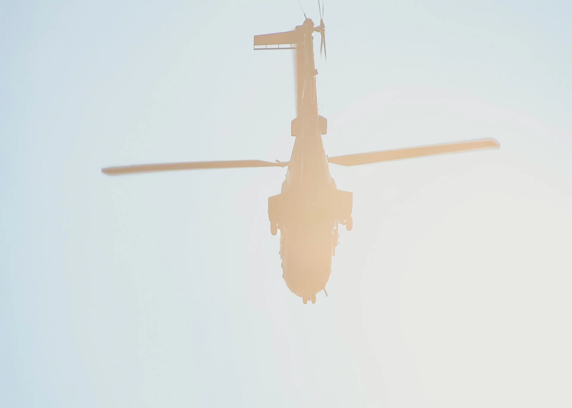 Ausflugsziele in Zermatt - Resort La Ginabelle Zermatt Hubschrauber von unten mit strahlender Sonne im Hintergrund