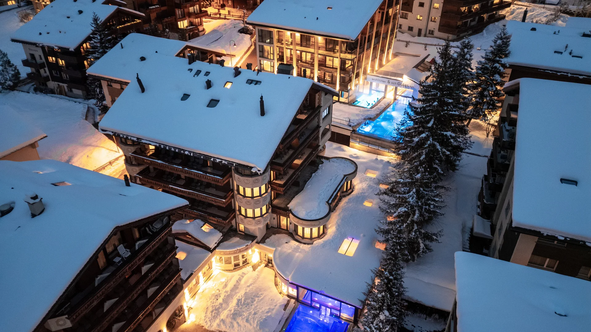 Bâtiment couvert de neige avec trois piscines extérieures chauffées.