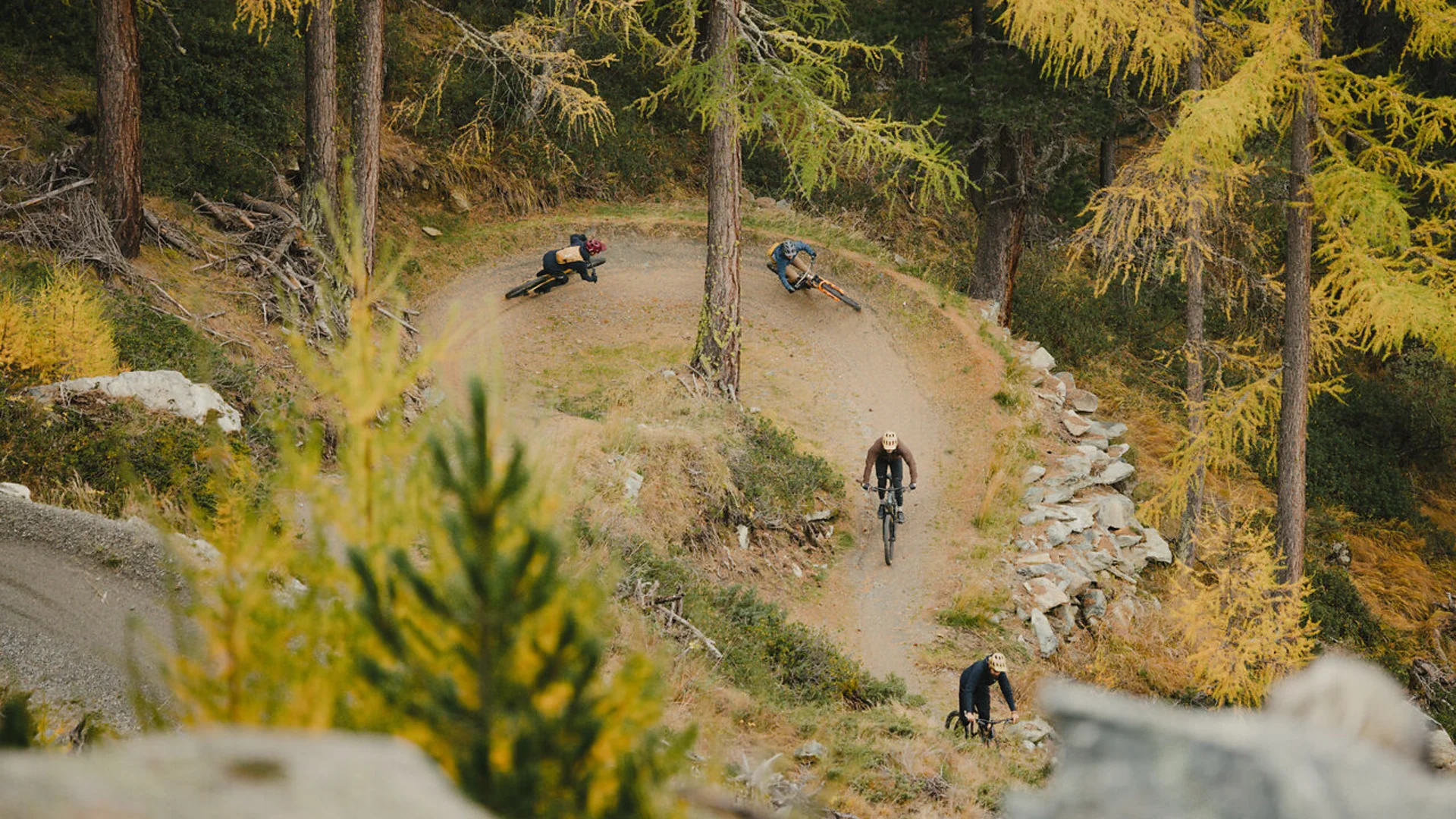 Mountainbiker fahren auf einer kurvigen Waldstrecke im Herbst