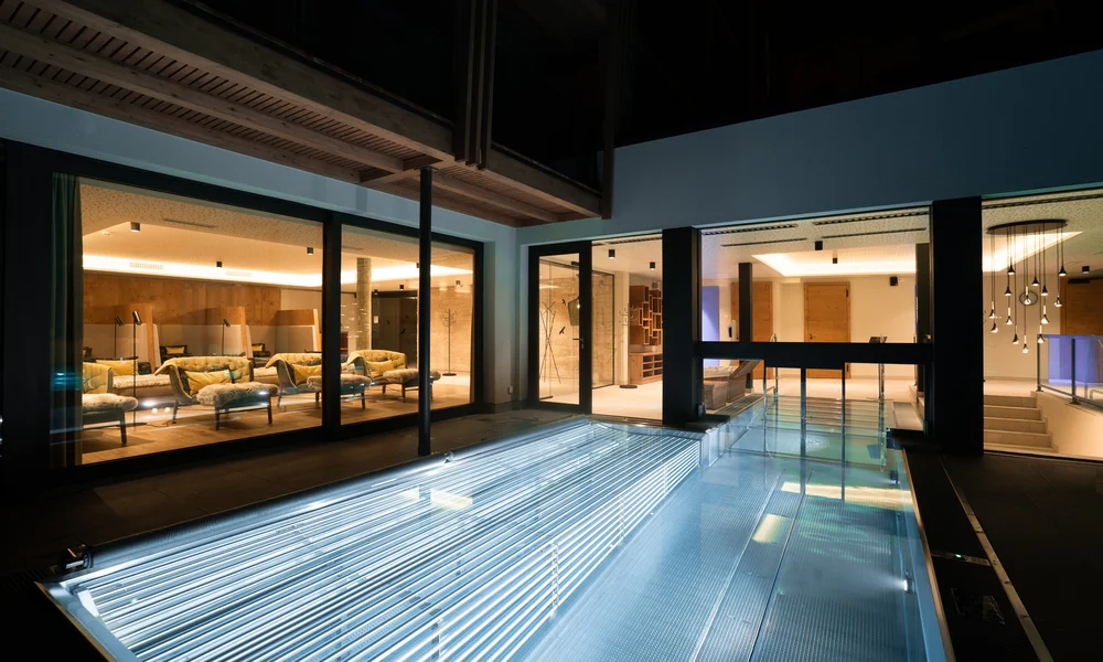 Beheizter Aussenpool mit Beleuchtung in der Nacht.