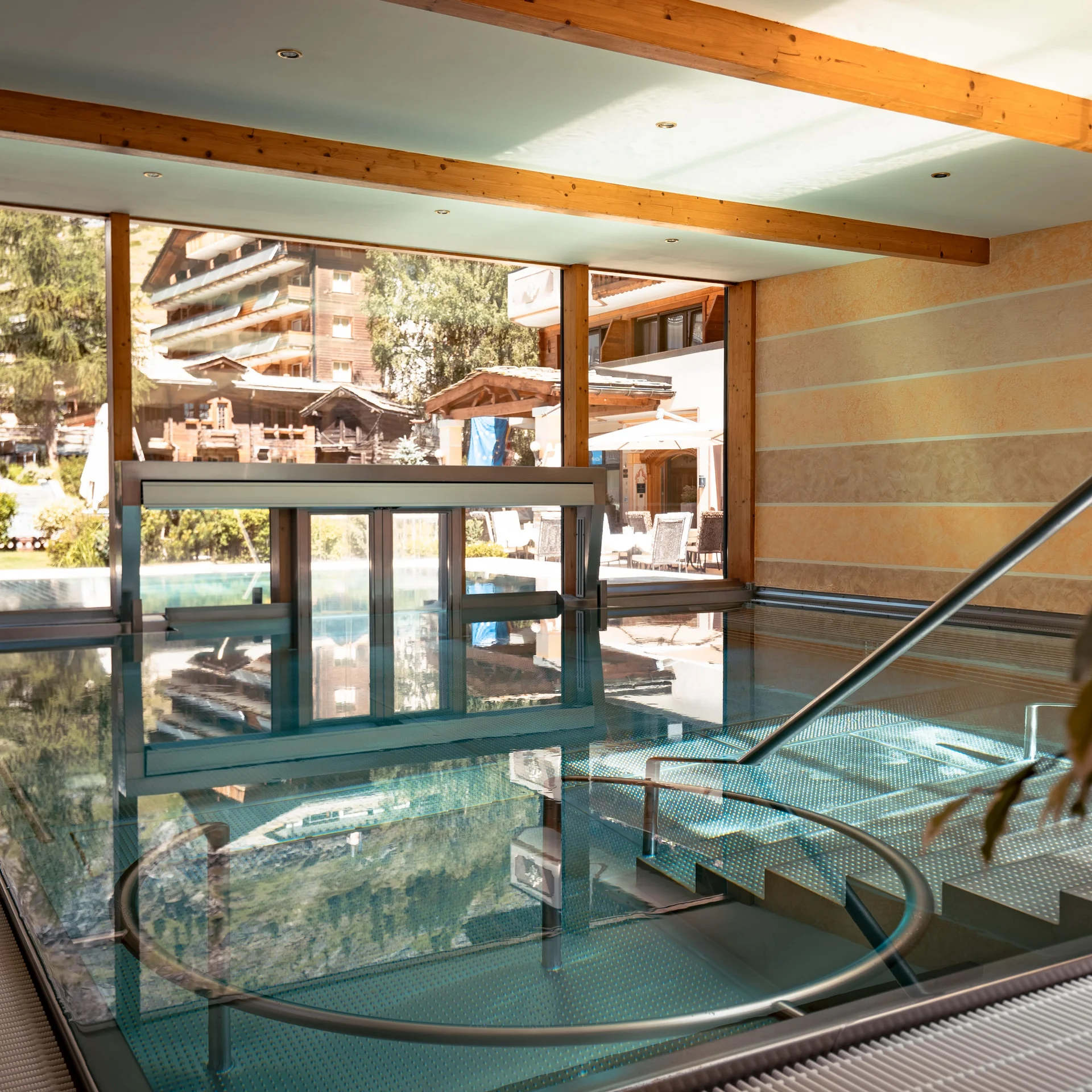 Innenpool mit Massagedüsen und Sonnenlicht.