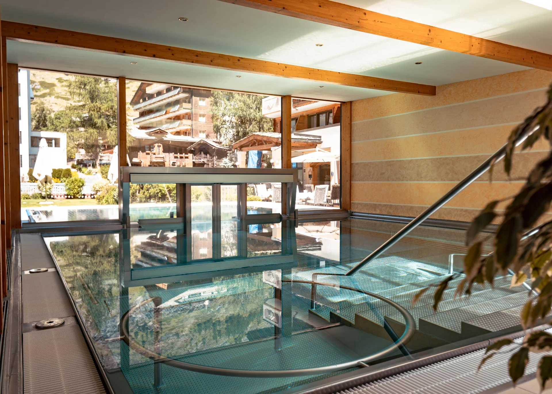 Innenpool mit Massagedüsen und Sonnenlicht.