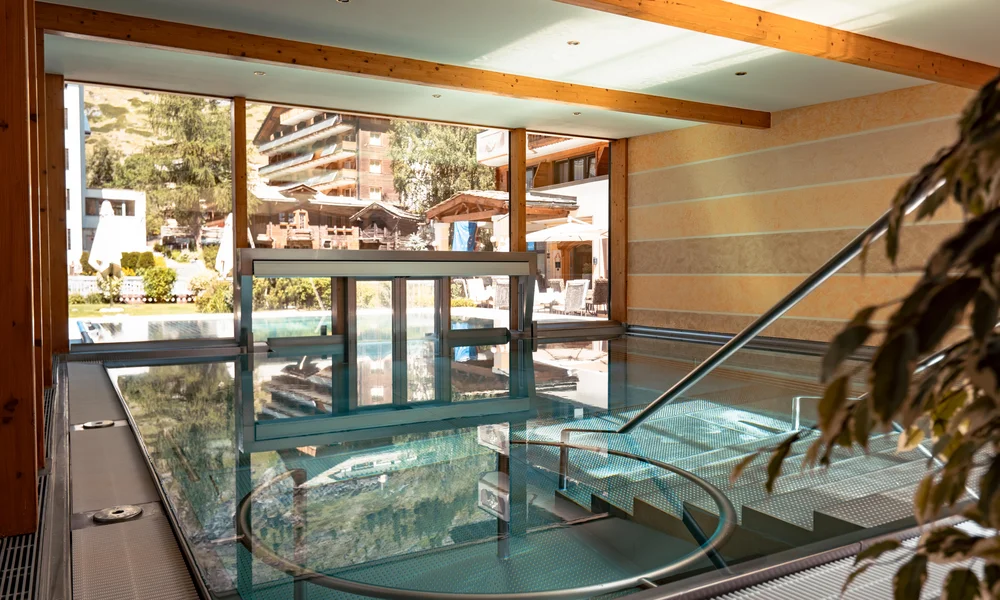 Innenpool mit Massagedüsen und Sonnenlicht.