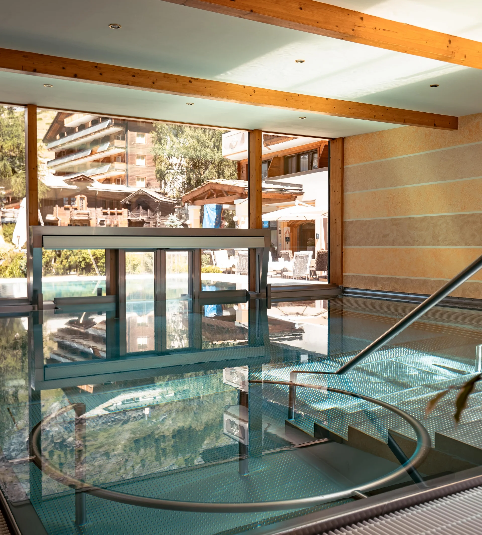 Innenpool mit Massagedüsen und Sonnenlicht.