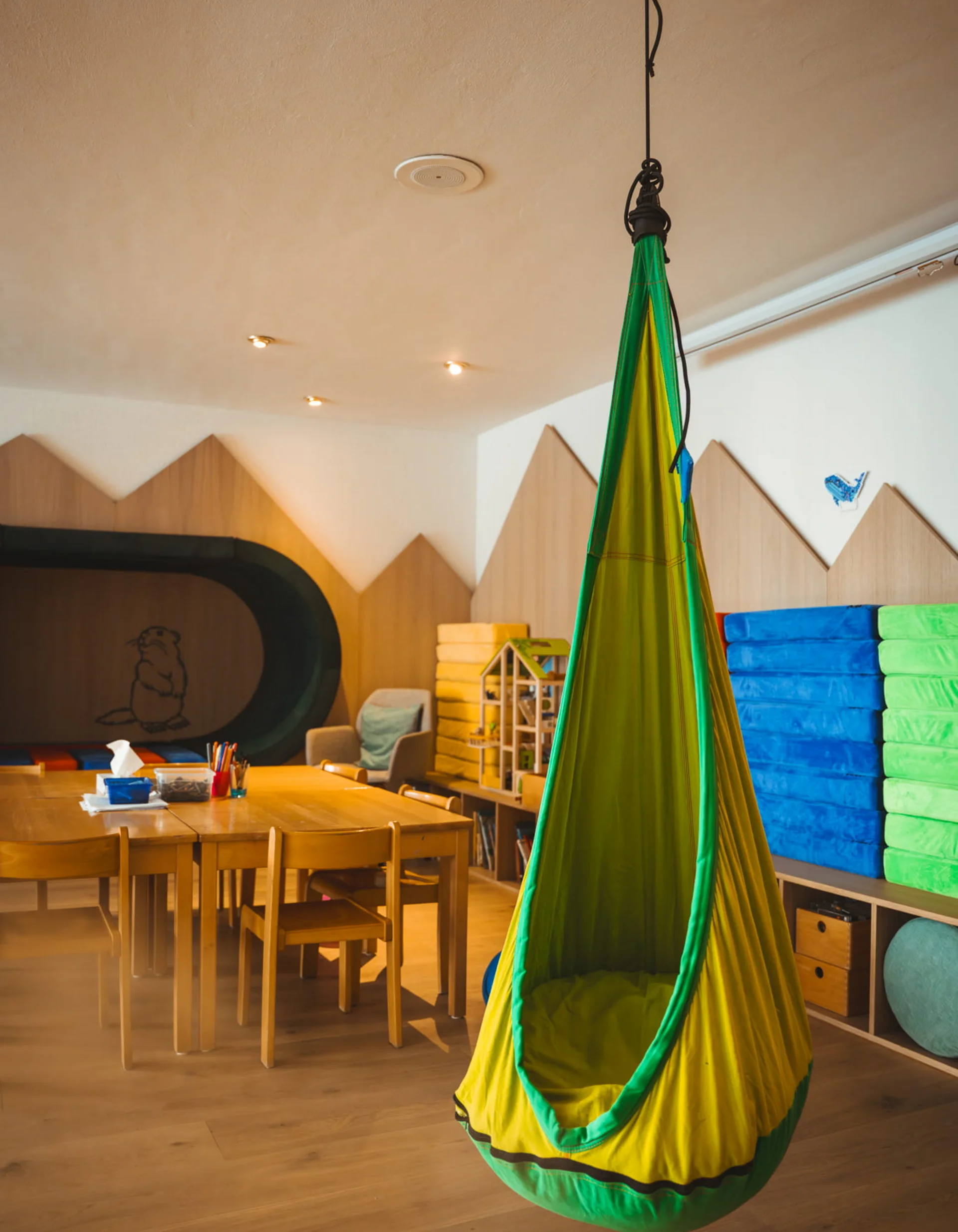 Club enfants avec hamac et grotte à billes.