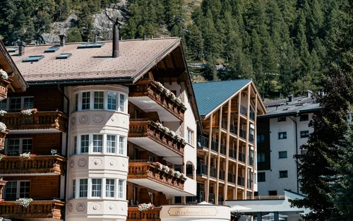 Wandern in Zermatt - Resort La Ginabelle Zermatt Hotel im Sommer bei schönem Wetter und Bergen im Hintergrund.