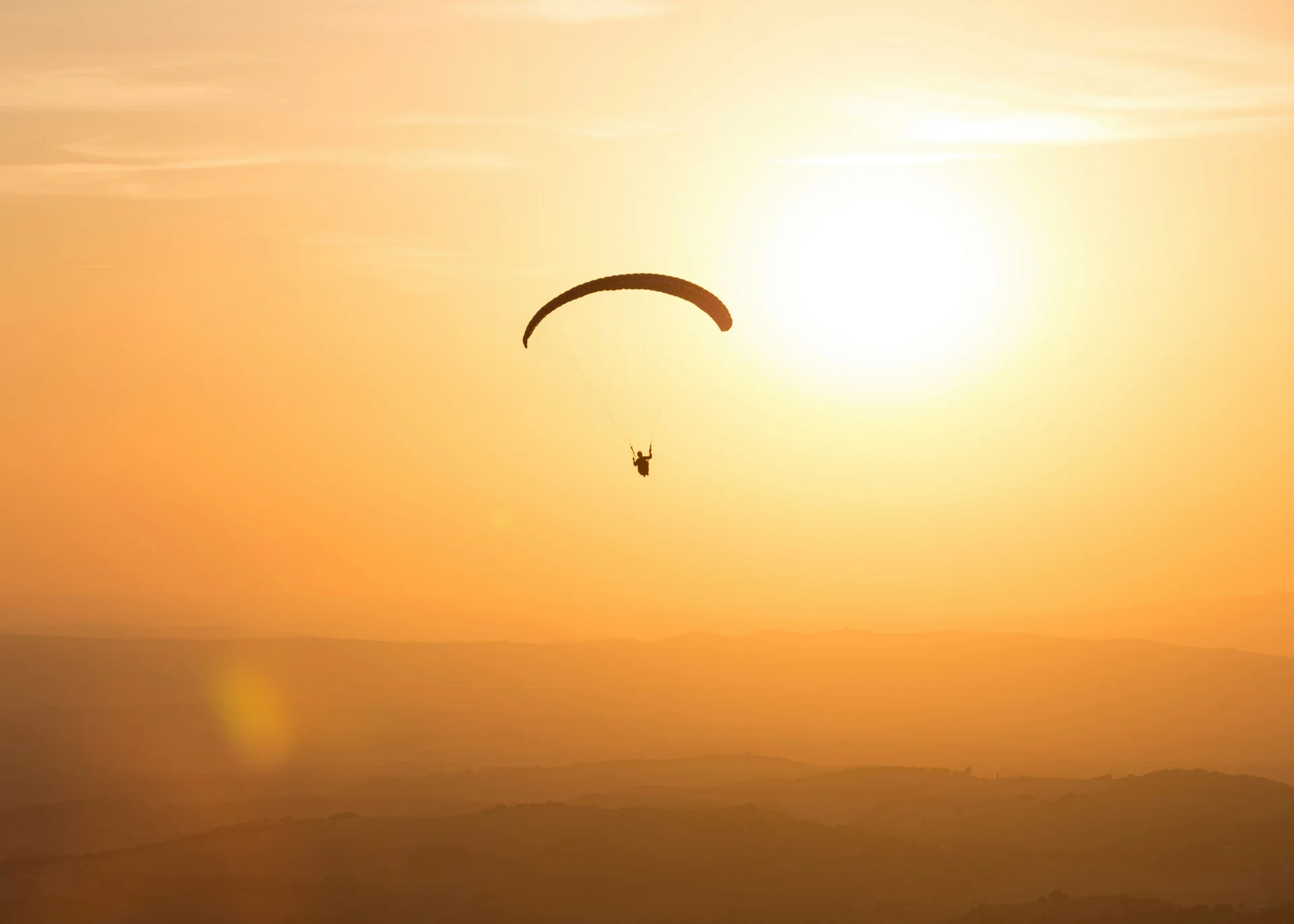 Ausflugsziele in Zermatt - Resort La Ginabelle Zermatt Gleitschirmflieger im Sonnenuntergang über Bergen