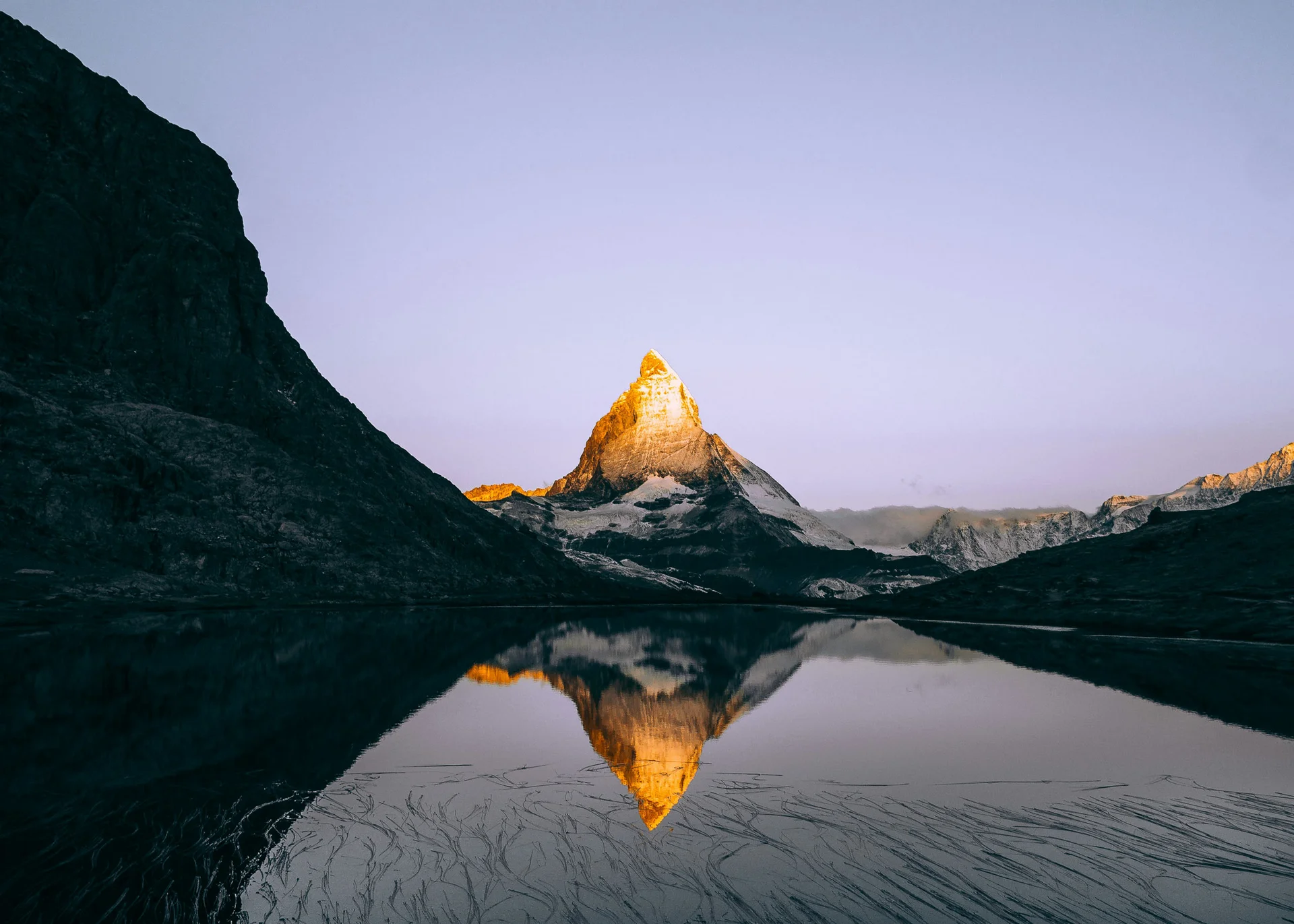 Ausflugsziele in Zermatt - Resort La Ginabelle Zermatt Matterhorn Bergspitze im Morgenlicht mit Spiegelung im See