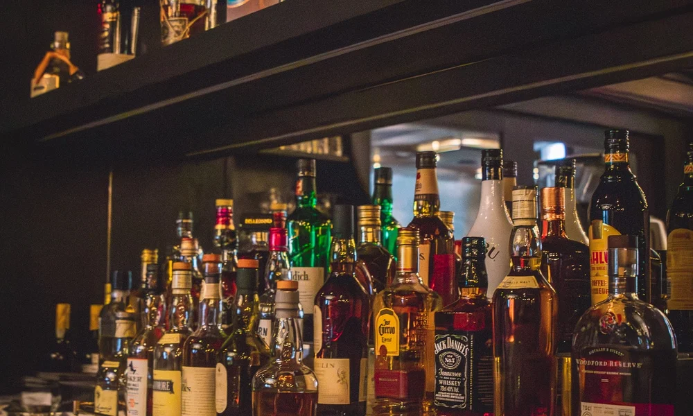 Bouteilles dans une vitrine éclairée.