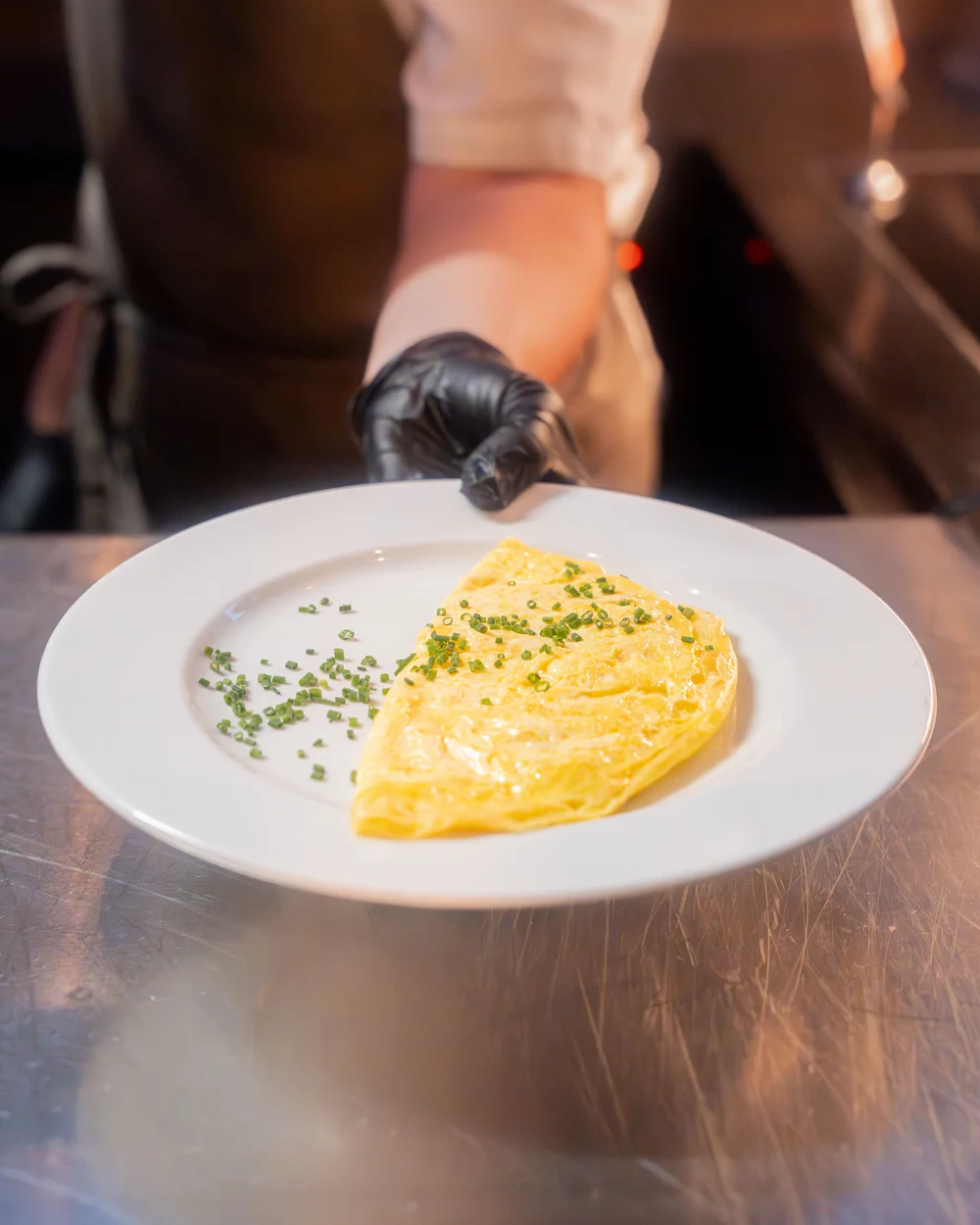 Person serviert Omelette