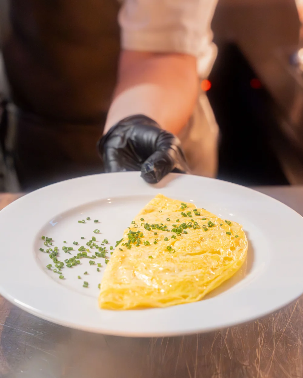 Personne sert une omelette