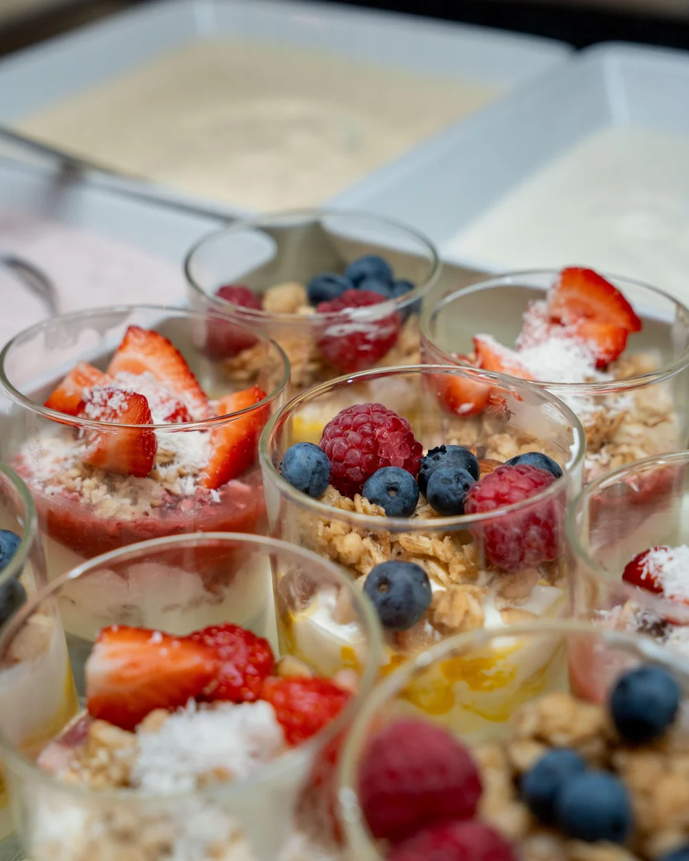 Joghurt und Müsli mit frischen Beeren am Früshtücksbuffet