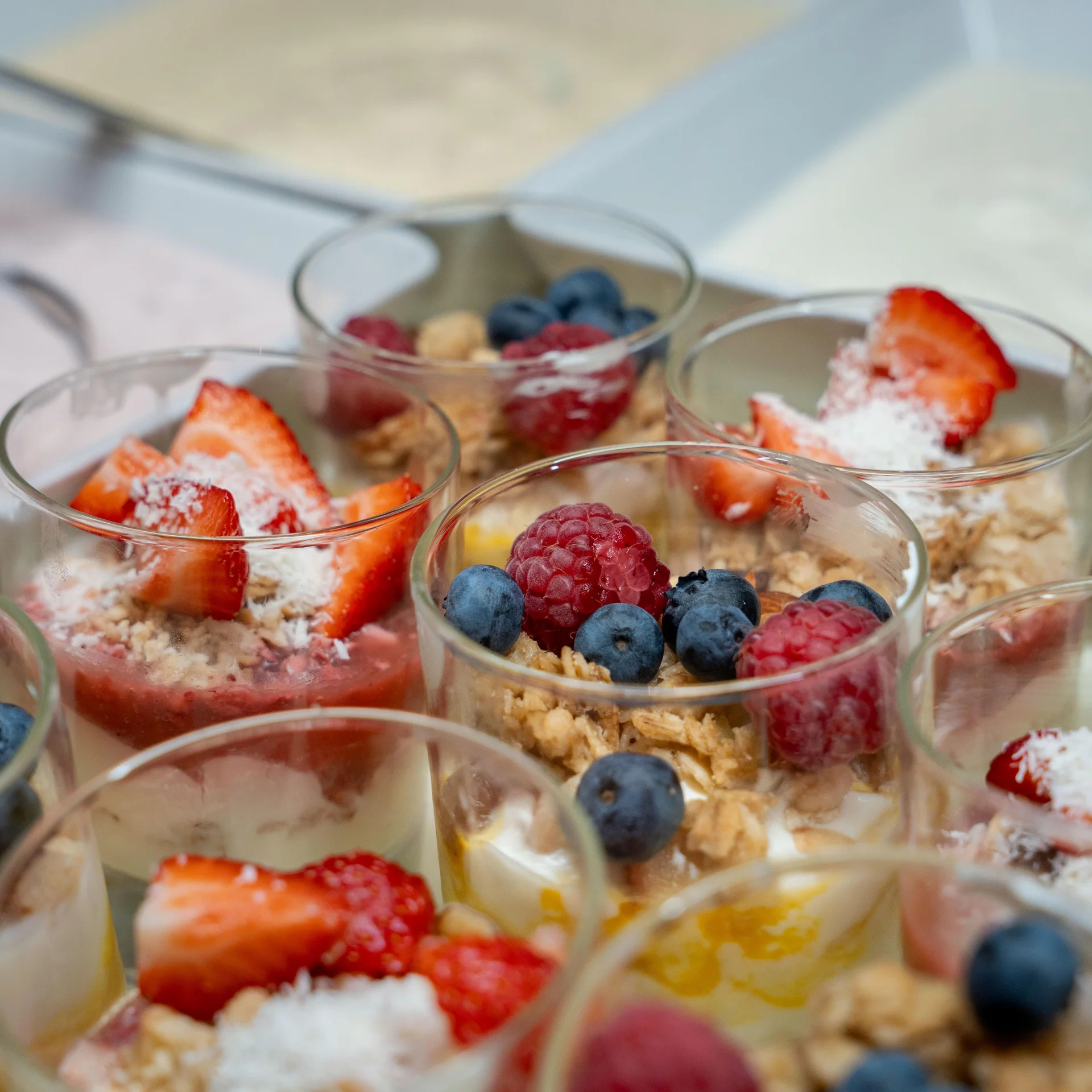 Joghurt und Müsli mit frischen Beeren am Früshtücksbuffet