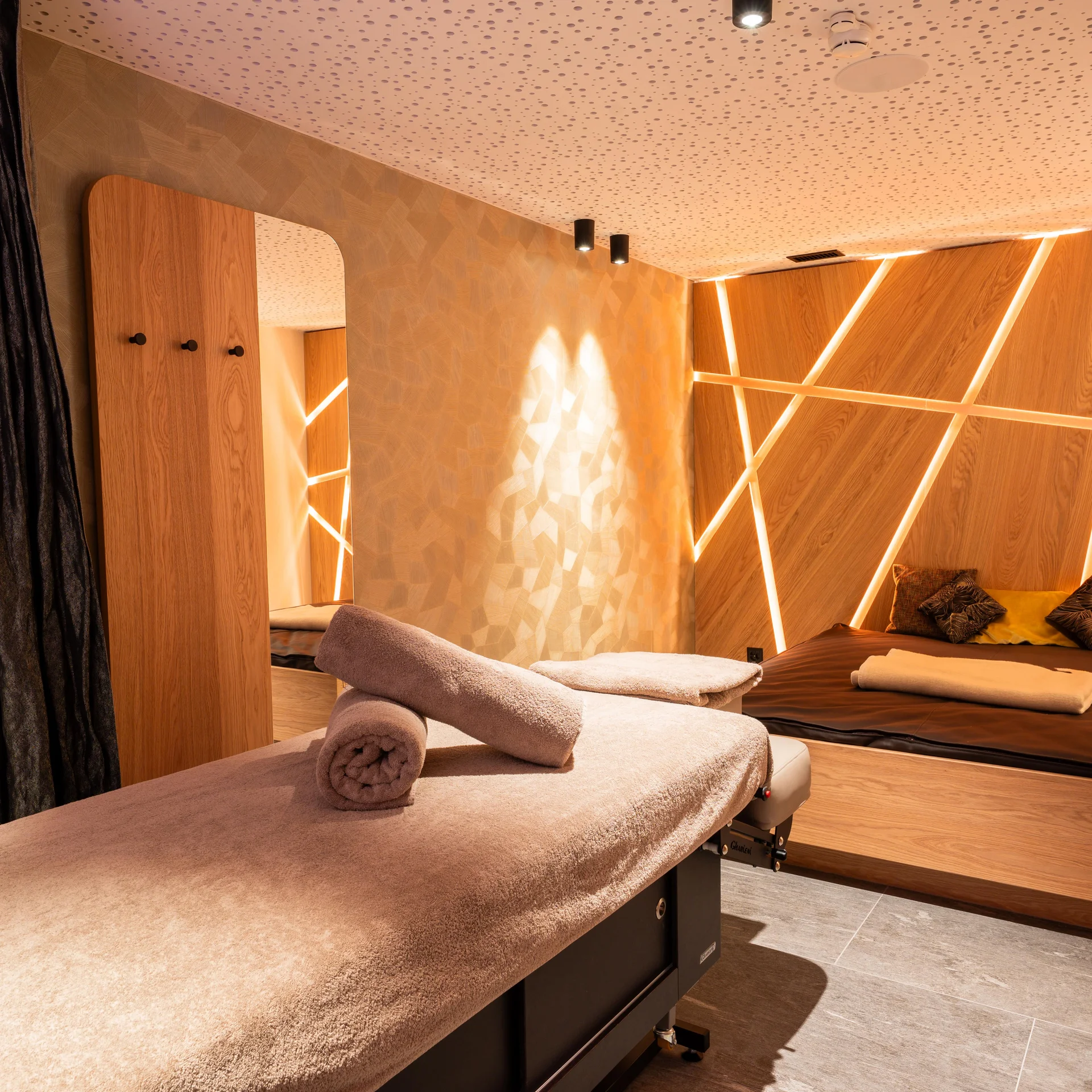 Privat SPA Behandlungsraum mit Massageliege und Wasserbett.