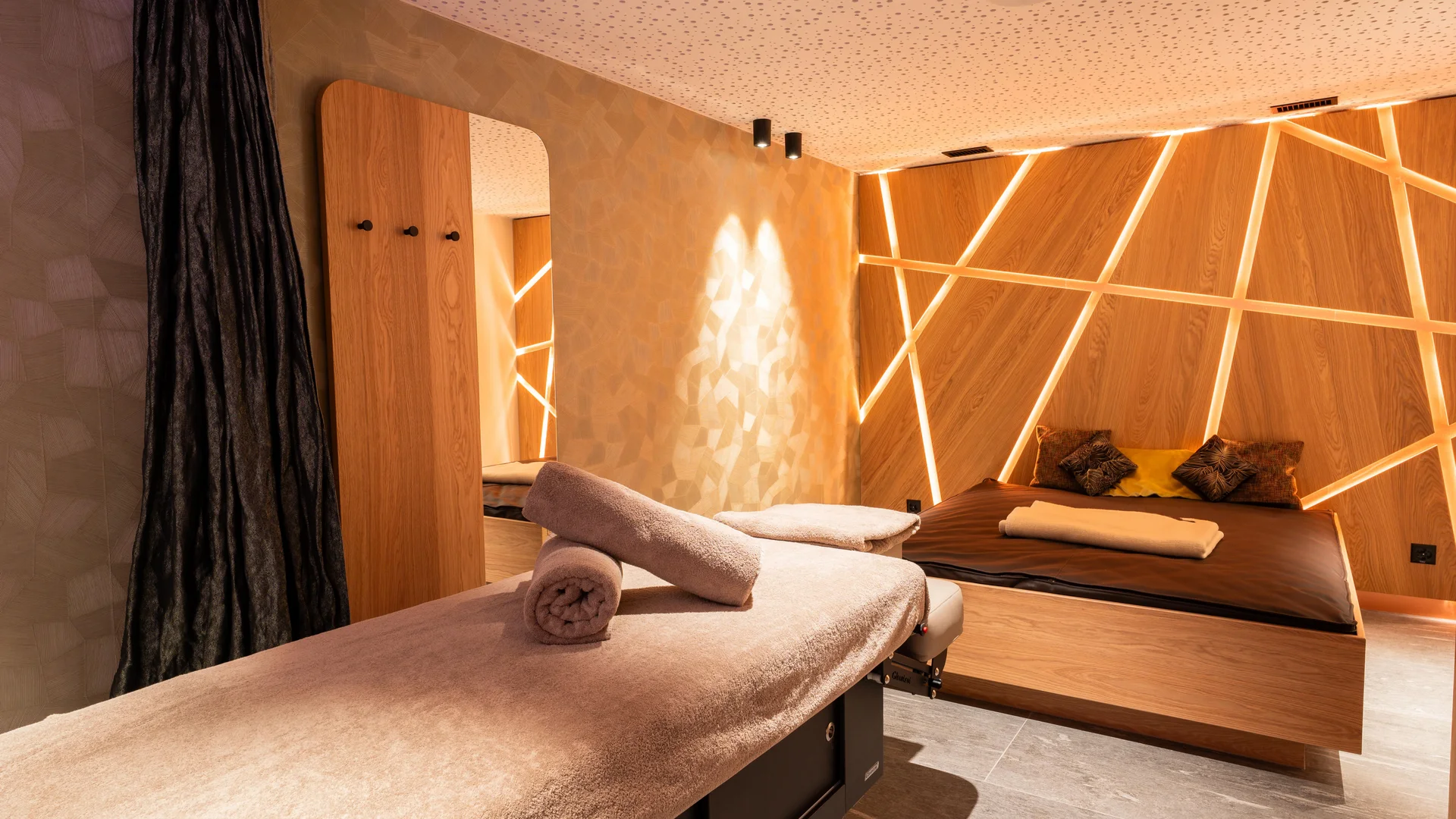 Privat SPA Behandlungsraum mit Massageliege und Wasserbett.