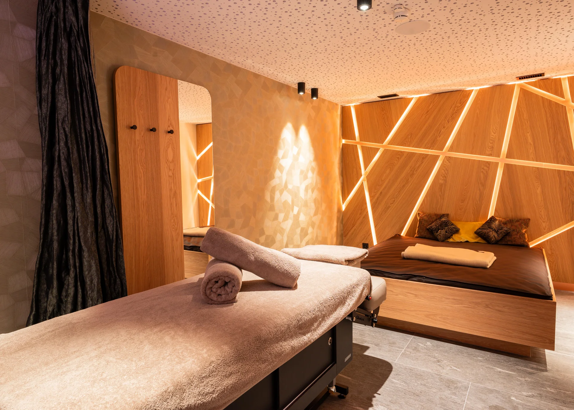 Privat SPA Behandlungsraum mit Massageliege und Wasserbett.