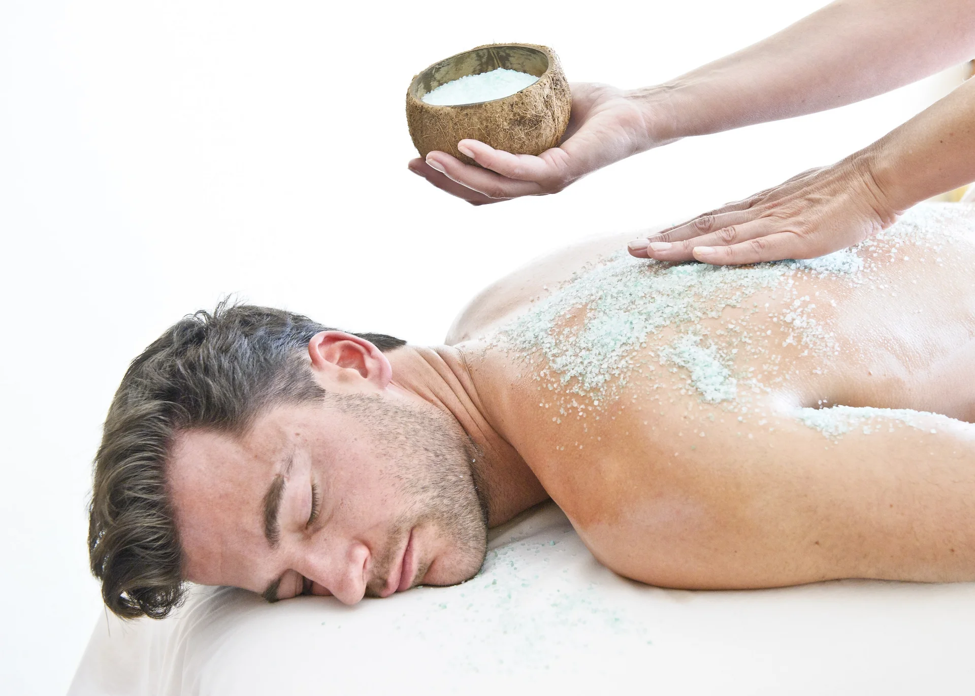 Ein Mann wird mit einem Peeling behandelt.