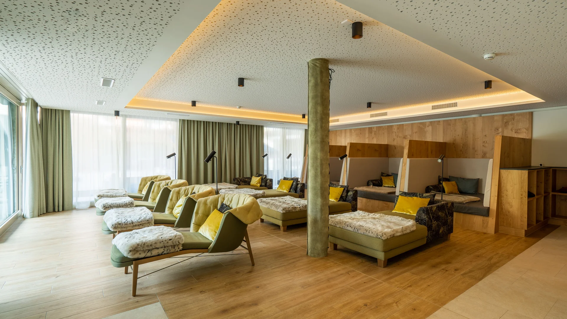 Stimmungsvoll eingerichteter Ruheraum mit Liegen und Kojen.