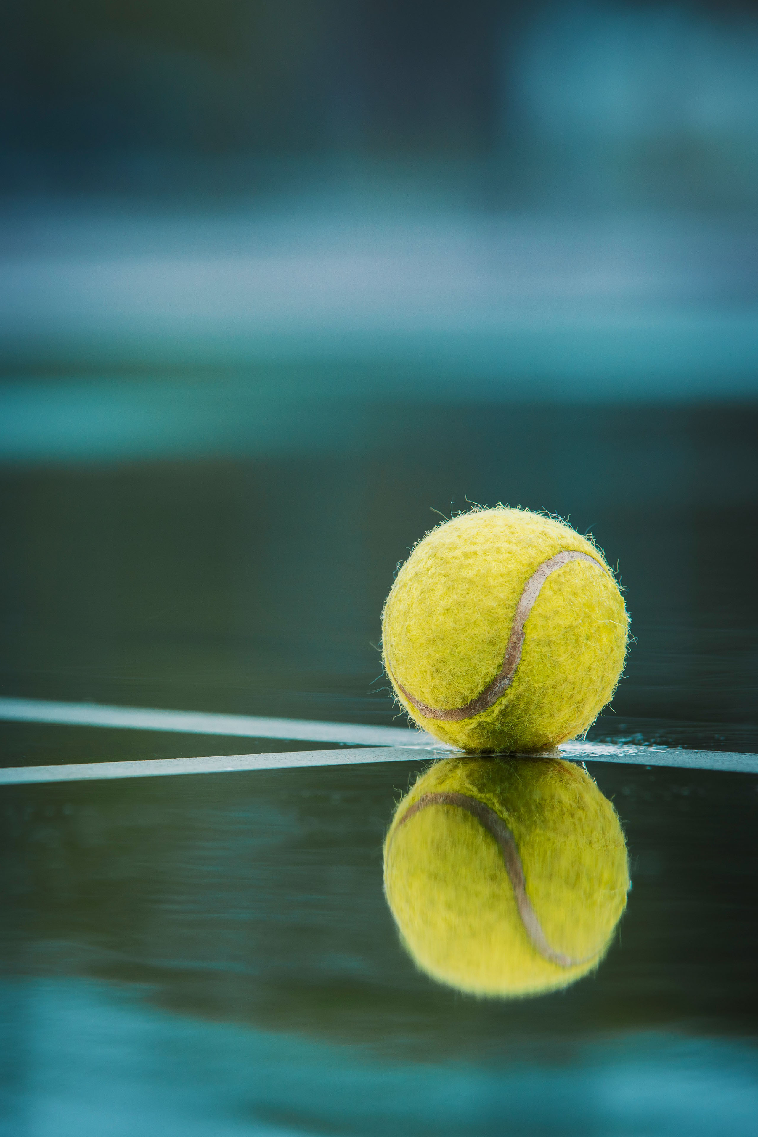 Aktivurlaub in den Bergen - Resort La Ginabelle Zermatt Tennisball auf nassem Tennisplatz mit Spiegelung